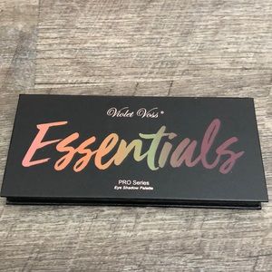 Violet Voss Essentials palette